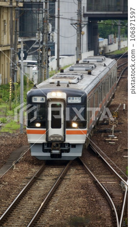 Photographing a train from Mino-Ota Station on the Takayama Line Photographing a train from Mino-Ota Station on the Takayama Line 106871597