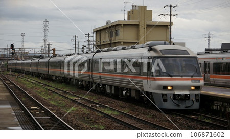 Photographing a train from Mino-Ota Station on the Takayama Line Photographing a train from Mino-Ota Station on the Takayama Line 106871602