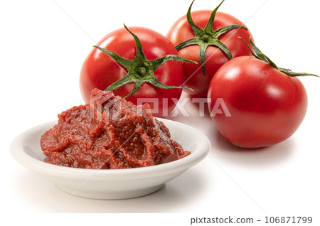 Tomato puree Tomato puree 106871799