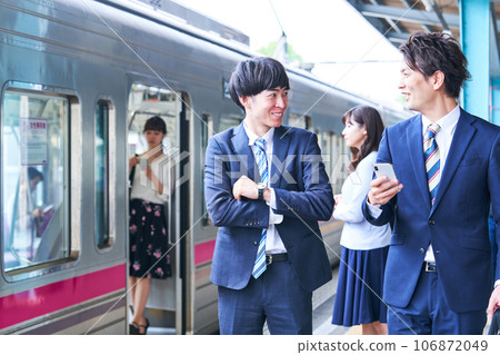 A man and a woman waiting for a train on the platform. Photo provided by Keio Electric Railway Co., Ltd. A man and a woman waiting for a train on the platform. Photo provided by Keio Electric Railway Co., Ltd. 106872049