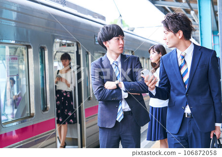 A man and a woman waiting for a train on the platform. Photo provided by Keio Electric Railway Co., Ltd. 106872058