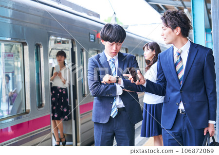 A man and a woman waiting for a train on the platform. Photo provided by Keio Electric Railway Co., Ltd. 106872069