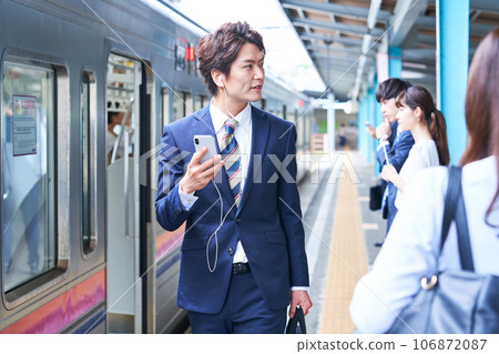 A man and a woman waiting for a train on the platform. Photo provided by Keio Electric Railway Co., Ltd. A man and a woman waiting for a train on the platform. Photo provided by Keio Electric Railway Co., Ltd. 106872087