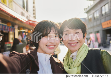 Parent and child taking a commemorative photo in Enoshima 106872354