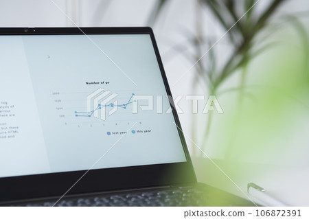 Simple line graph 106872391