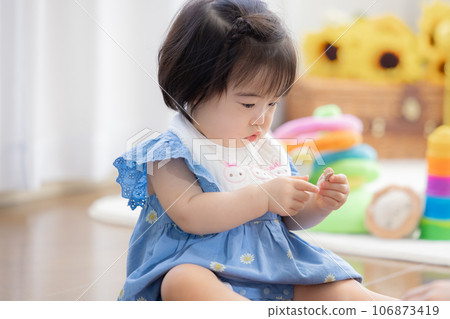 在家庭客廳裡玩的女孩 在家庭客廳裡玩的女孩 106873419