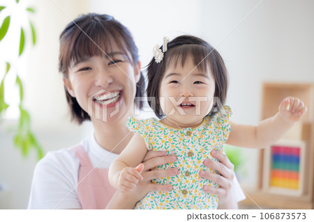 嬰兒和托兒所老師的肖像 106873573