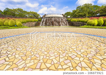 宮城縣川崎町道奧森湖畔公園色彩斑斕的廣場上的地膚漸變 宮城縣川崎町道奧森湖畔公園色彩斑斕的廣場上的地膚漸變 106873921