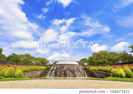 宮城縣川崎町道奧森湖畔公園色彩斑斕的廣場上的地膚漸變 宮城縣川崎町道奧森湖畔公園色彩斑斕的廣場上的地膚漸變 106873922