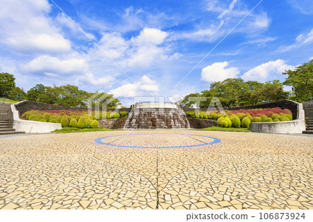 宮城縣川崎町道奧森湖畔公園色彩斑斕的廣場上的地膚漸變 106873924