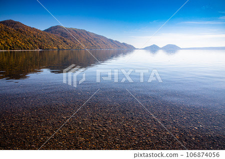 [Hokkaido/Lake Shikotsu] Lake Shikotsu blue and surrounding autumn leaves in October 106874056