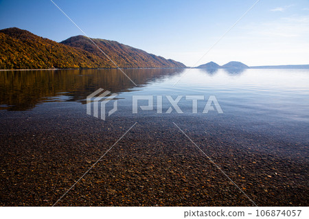 [Hokkaido/Lake Shikotsu] Lake Shikotsu blue and surrounding autumn leaves in October 106874057