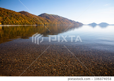 [Hokkaido/Lake Shikotsu] Lake Shikotsu blue and surrounding autumn leaves in October 106874058