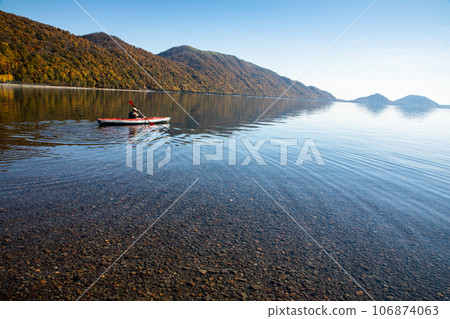 [北海道/支笏湖]10月的支笏湖藍色和周圍的紅葉 106874063