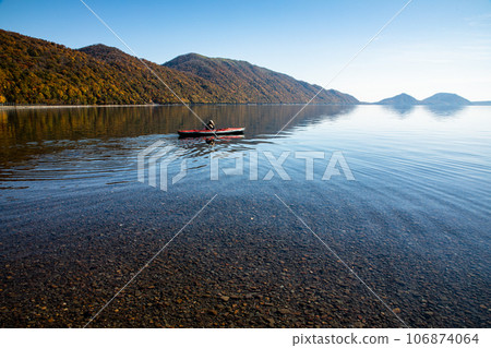 [Hokkaido/Lake Shikotsu] Lake Shikotsu blue and surrounding autumn leaves in October 106874064