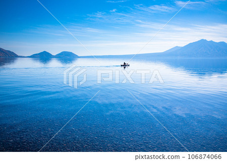 [Hokkaido/Lake Shikotsu] Lake Shikotsu blue and surrounding autumn leaves in October 106874066
