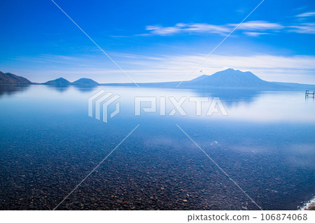 [Hokkaido/Lake Shikotsu] Lake Shikotsu blue and surrounding autumn leaves in October 106874068