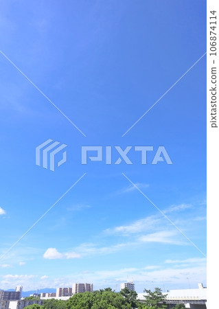 背景與雲彩漂浮在藍天和城市景觀垂直 背景與雲彩漂浮在藍天和城市景觀垂直 106874114