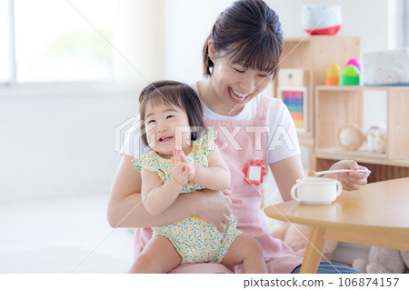 吃嬰兒食品的嬰兒和兒童保育員 吃嬰兒食品的嬰兒和兒童保育員 106874157