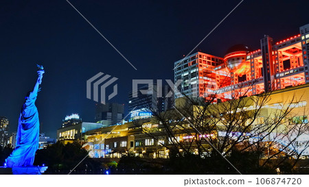 12 月冬季,台場海濱公園的八玉和藍色自由女神像被紅光照亮 12 月冬季,台場海濱公園的八玉和藍色自由女神像被紅光照亮 106874720