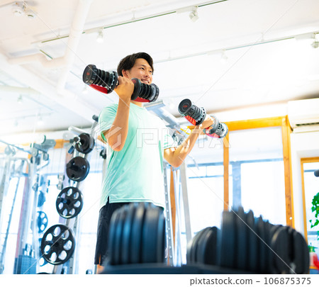 Men who play sports 106875375