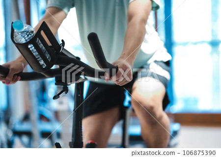 Men who play sports Men who play sports 106875390