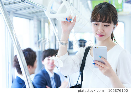 乘坐火車的年輕女子 圖片由京王電鐵株式會社提供 乘坐火車的年輕女子 圖片由京王電鐵株式會社提供 106876190