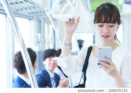 乘坐火車的年輕女子 圖片由京王電鐵株式會社提供 乘坐火車的年輕女子 圖片由京王電鐵株式會社提供 106876191