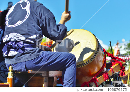 高崎市高崎節 人們乘坐花車敲鑼打鼓 106876275