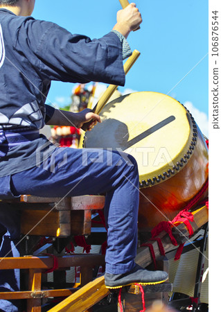 高崎市高崎節 人們乘坐花車敲鑼打鼓 106876544