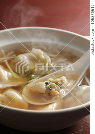 boiled gyoza  106876612