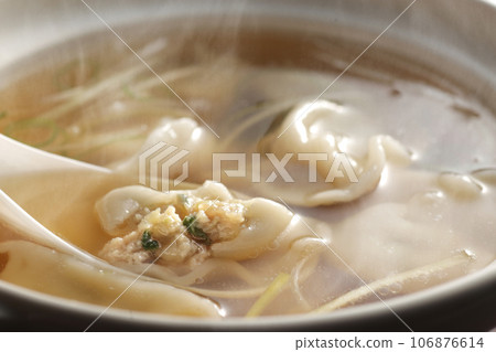 boiled gyoza  106876614