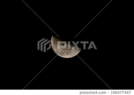 Waning moon 106877487