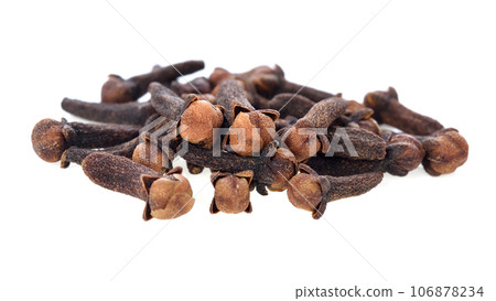 cloves on white background 106878234
