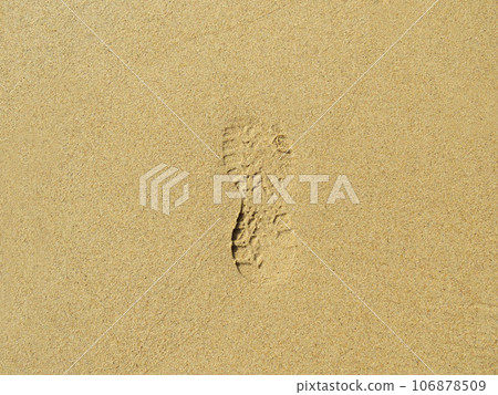 沙灘上留下的鞋印 106878509