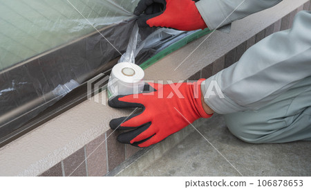 外牆塗料固化圖片 | 工人用遮蓋劑固化陽台窗戶 106878653