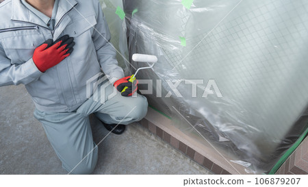 外牆粉刷圖片 | 工人正在用遮蓋劑固化外牆進行粉刷 106879207