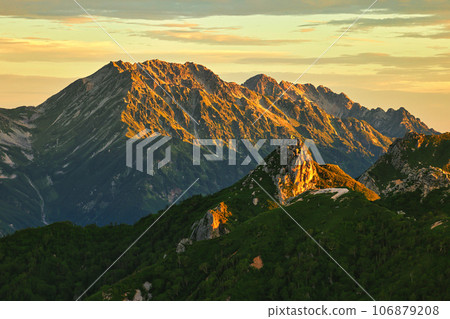 日出時的北阿爾卑斯山烏帽子山、立山山、劍嶽山 106879208