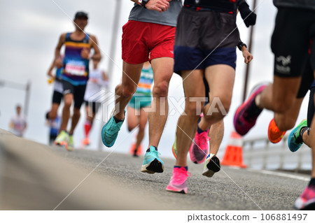 城市馬拉松：馬拉松運動員的腳跑上斜坡 106881497