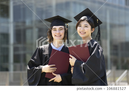 兩名身穿學士袍的女學生畢業典禮圖片 106881527