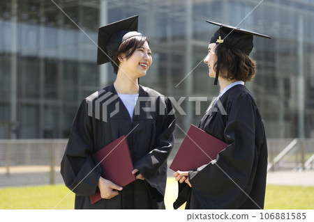 兩名身穿學士袍的女學生畢業典禮圖片 106881585