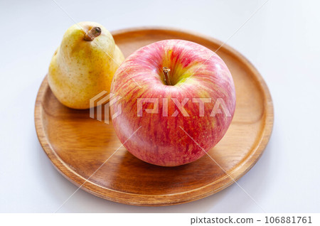 Autumn taste: red apples and pears 106881761