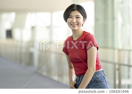 一個二十多歲的女人微笑著看著相機的畫像 一個二十多歲的女人微笑著看著相機的畫像 106881946