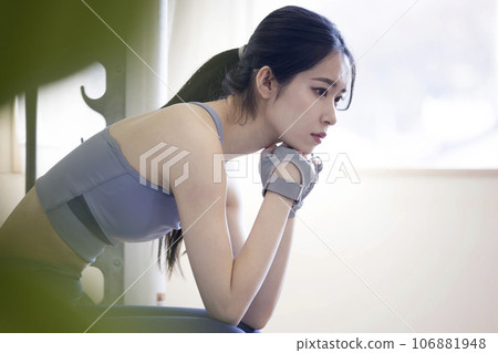 在健身房休息的年輕女人 106881948