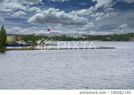 Cunard Queen Victoria navigate the Stockholm Archipelago on the Ba 106882140