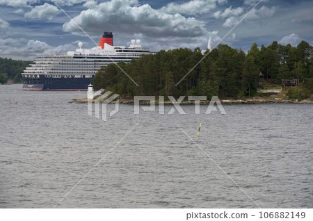 Cunard Queen Victoria navigate the Stockholm Archipelago on the Ba 106882149