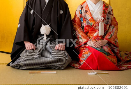Image of a married couple wearing traditional Japanese clothing 106882691