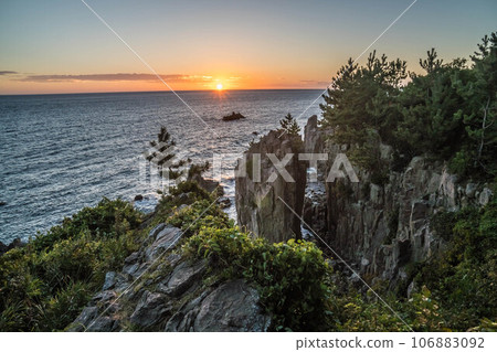 Fukui Sunset that colors the Sea of Japan from Tojinbo in summer 106883092