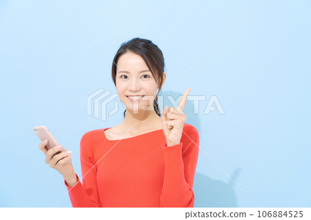Woman holding a smartphone 106884525