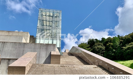 秋日藍天閃耀的岡崎市美術館中庭(岡崎中央綜合公園/愛知縣岡崎市) 秋日藍天閃耀的岡崎市美術館中庭(岡崎中央綜合公園/愛知縣岡崎市) 106885291